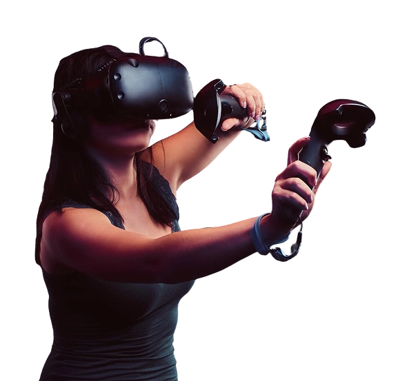 Een persoon die een VR-bril op heeft en controllers vasthoudt, is ondergedompeld in de virtuele realiteit tegen een effen witte achtergrond.
