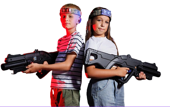 Twee kinderen – een jongen en een meisje – staan tegenover elkaar, met grote speelgoedblaster in hun handen en lichtgevende hoofdbanden op, terwijl ze poseren voor een foto tegen een strak witte achtergrond.