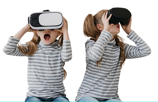 Twee jonge meisjes met virtual reality-brillen op zijn volledig ondergedompeld in de virtuele wereld en reageren verbaasd en enthousiast.