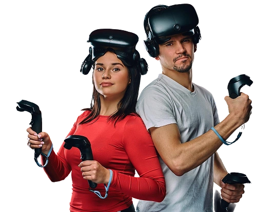 Een man en een vrouw met virtual reality-brillen op en controllers in de hand poseren samen voor een volledig witte muur.